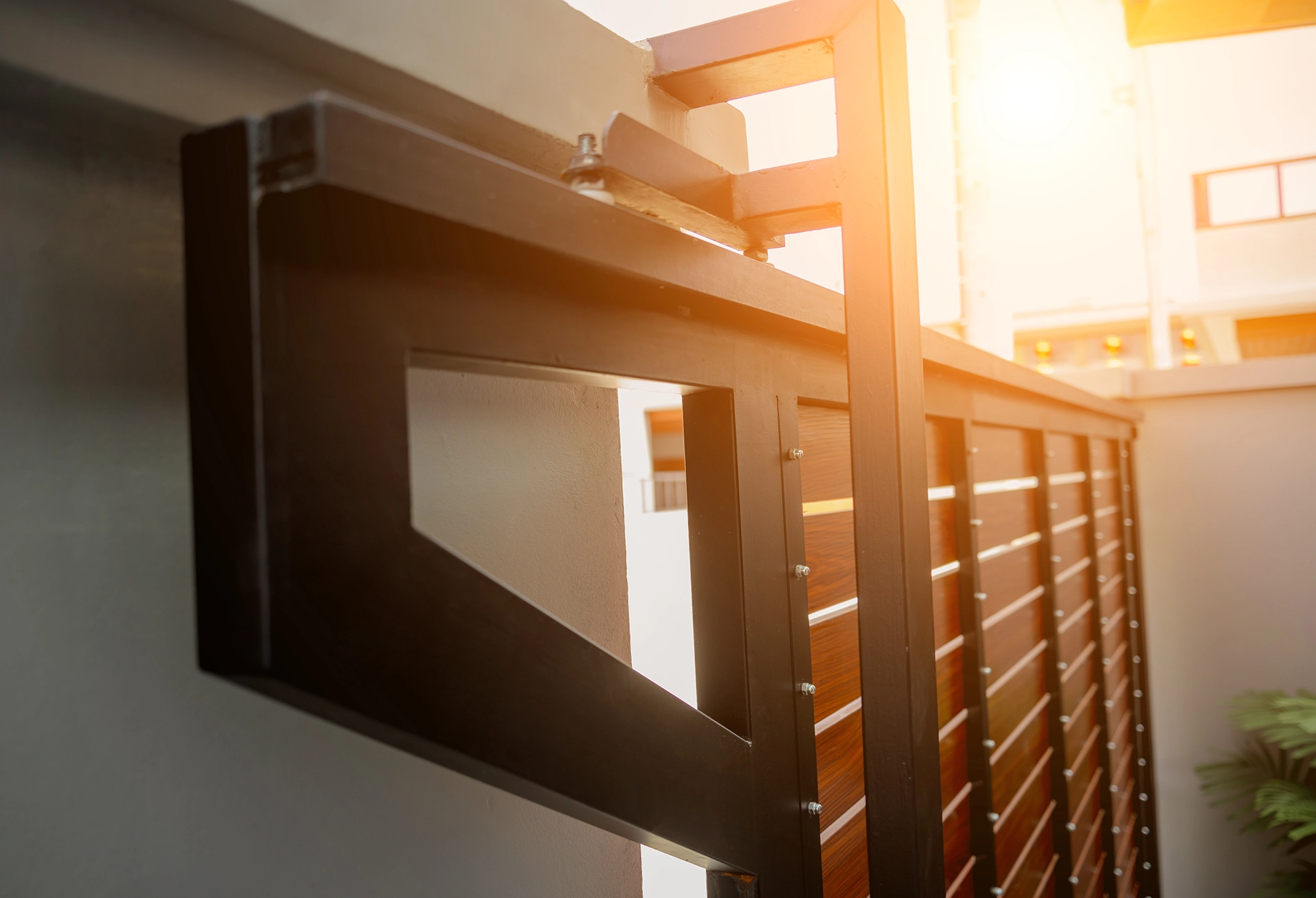 ©FreePik automatic sliding front gate modern villa