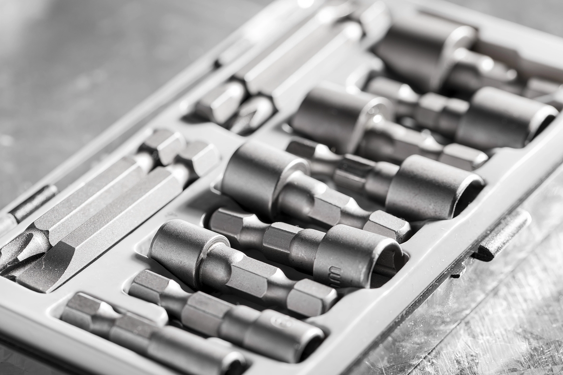 ©FreePik mechanischer schraubensatz mit hohem winkel