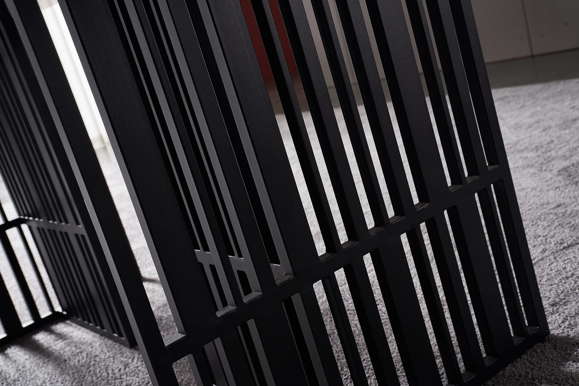 ©FreePik modern black metal room divider