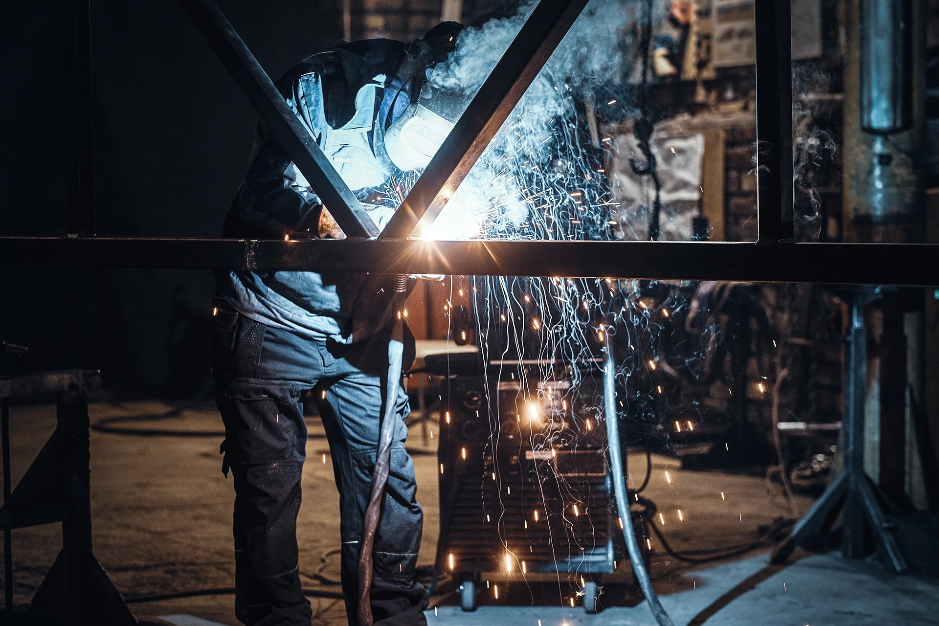 ©FreePik schweissarbeiten mit metallkonstruktion einer geschaftigen metallfabrik